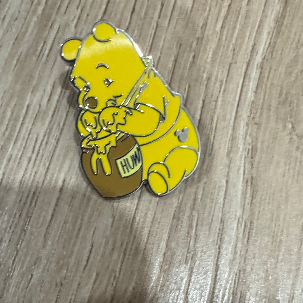 Winnie the Pooh hidden Mickey wave b pin Disneyland